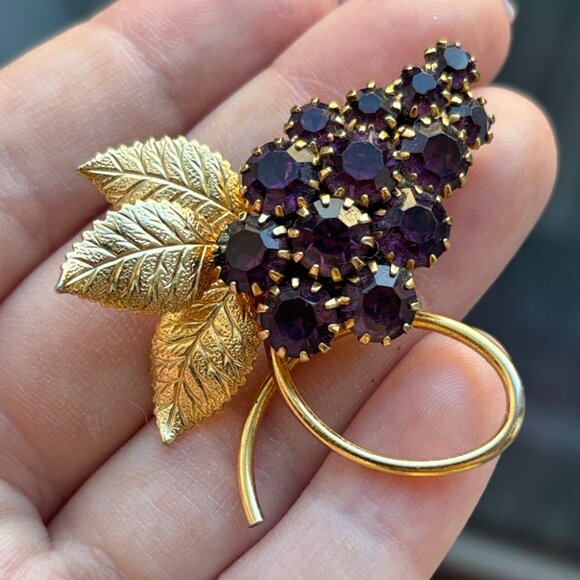 Vintage Grapes Leaves Brooch with purple prong set stones in goldtone - Picture 4 of 4